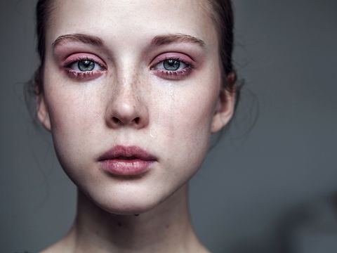 Was Ihnen sofort gegen geschwollene Augen nach dem Weinen hilft