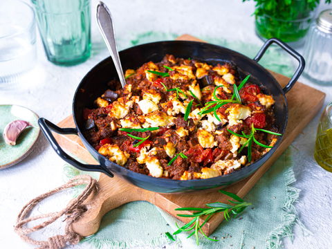 Nur 11 g Kohlenhydrate: Rezept für Auflauf mit Hackfleisch und Feta