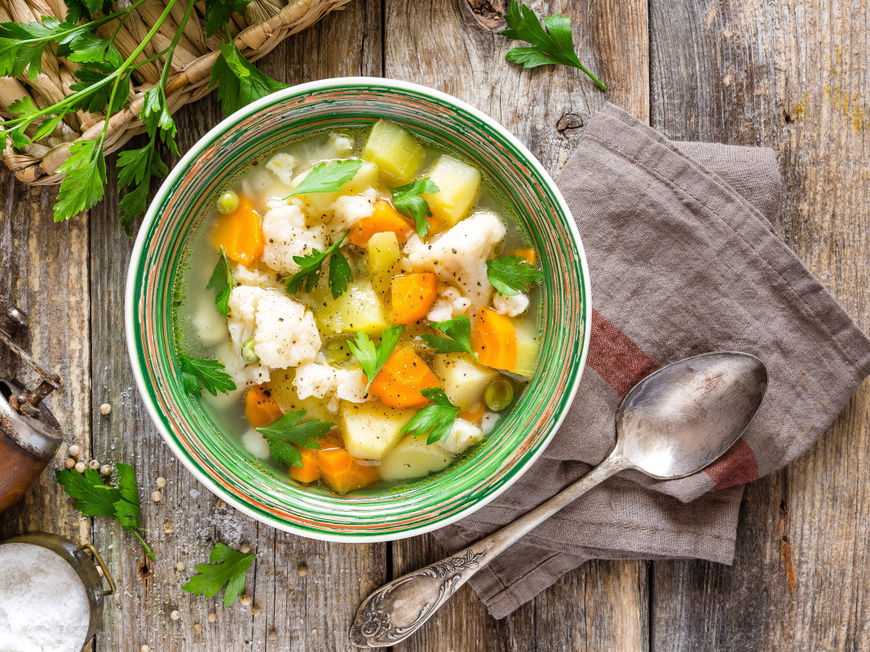 Gemüsesuppe mit Blumenkohl und Kartoffeln