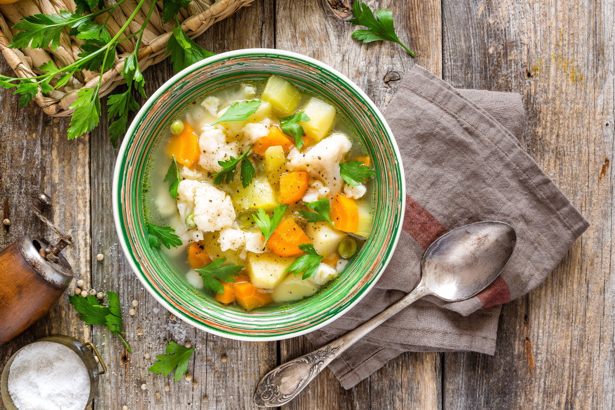 Gemüsesuppe mit Blumenkohl und Kartoffeln