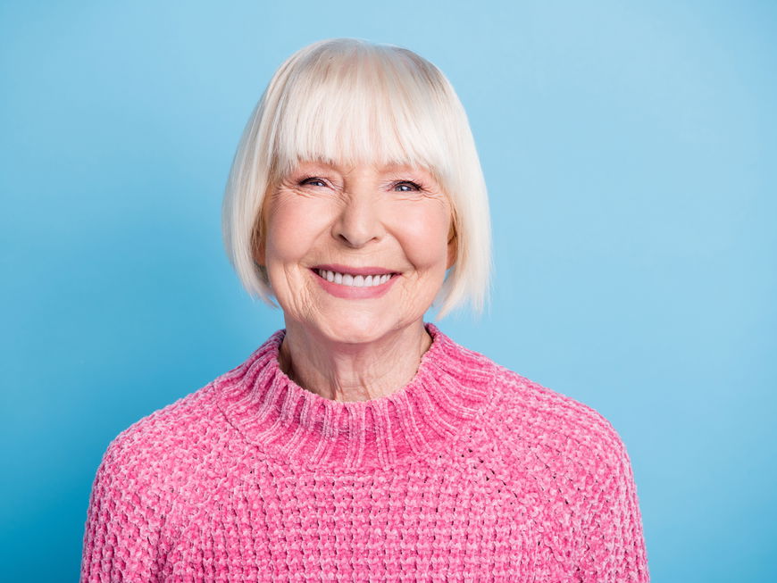 Frau um die 60 mit peppiger Frisur