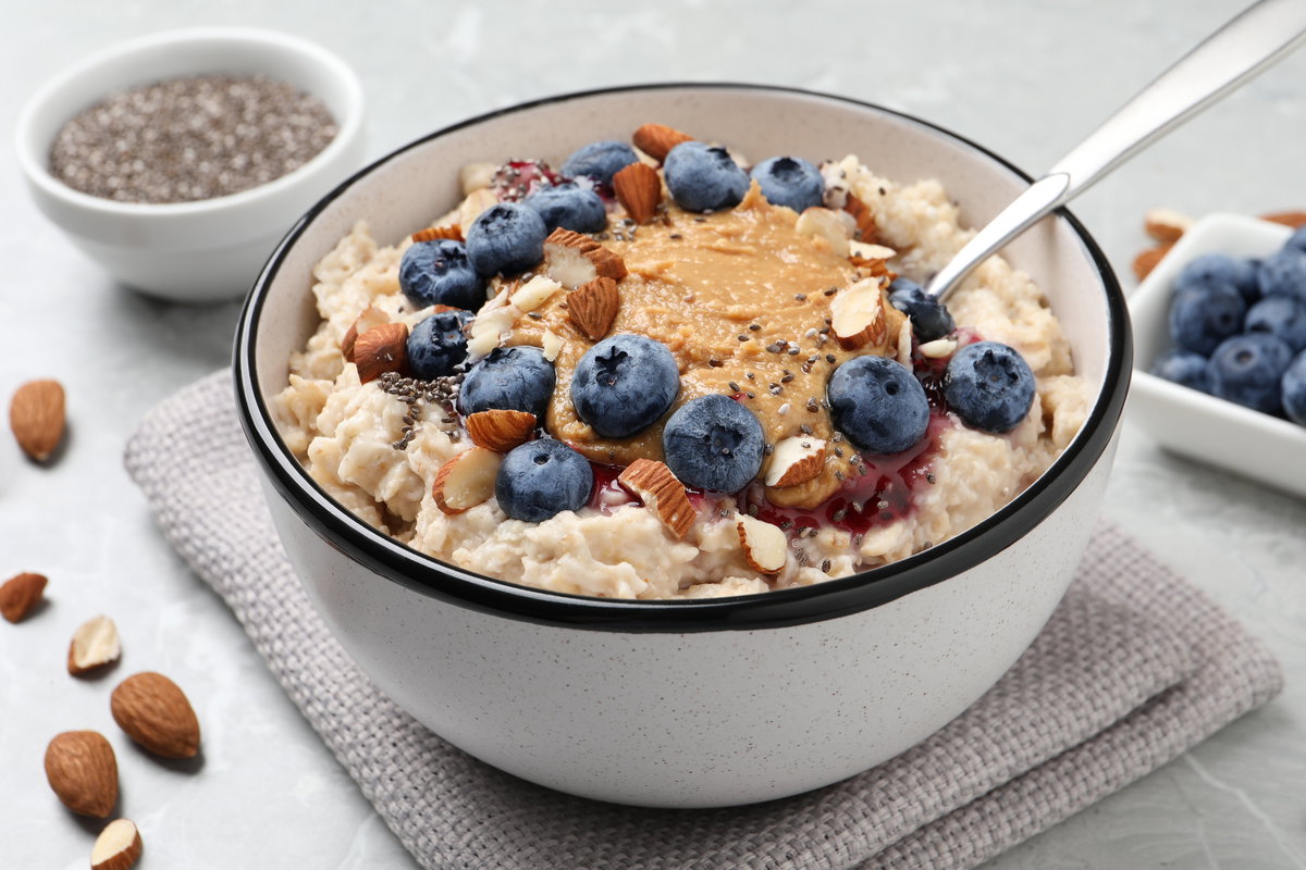 Eine Schüssel Porridge mit Nüssen und Blaubeeren