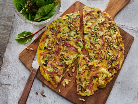 Unbedingt probieren: Kunterbunter Zucchini-Schinken-Pfannkuchen