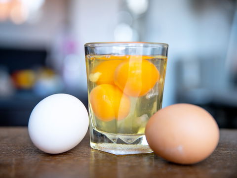 Darf man rohe Eier essen? Was Sie vor dem Verzehr wissen sollten