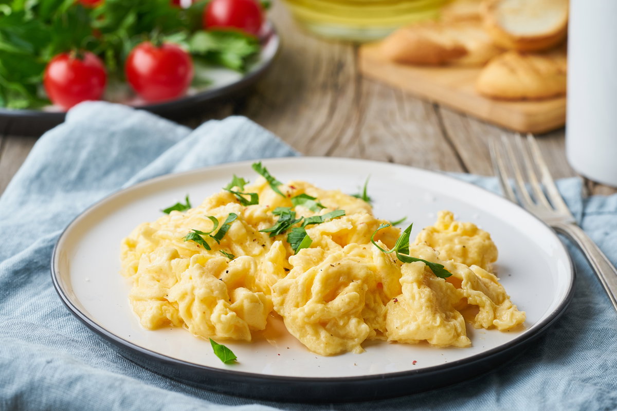 cremiges Rührei auf Teller
