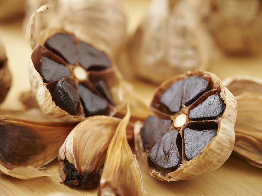 Schwarzer Knoblauch durchgeschnitten