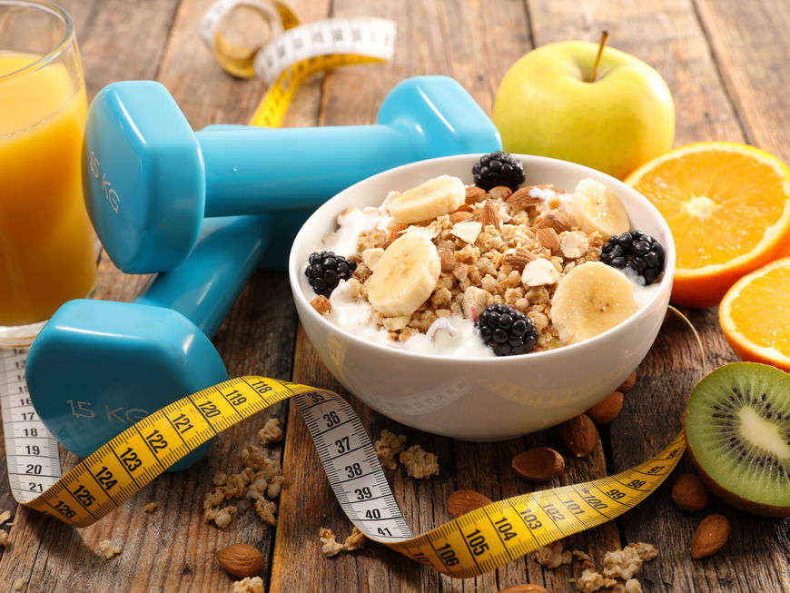 Bild mit Gewichten, Porridge und Obst