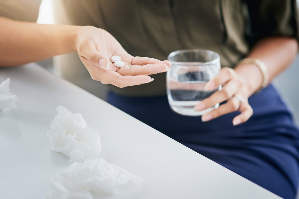 Frau nimmt Tabletten