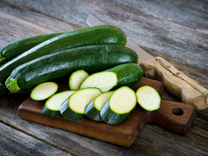 Aufgeschnittene Zucchini, die von innen weich ist