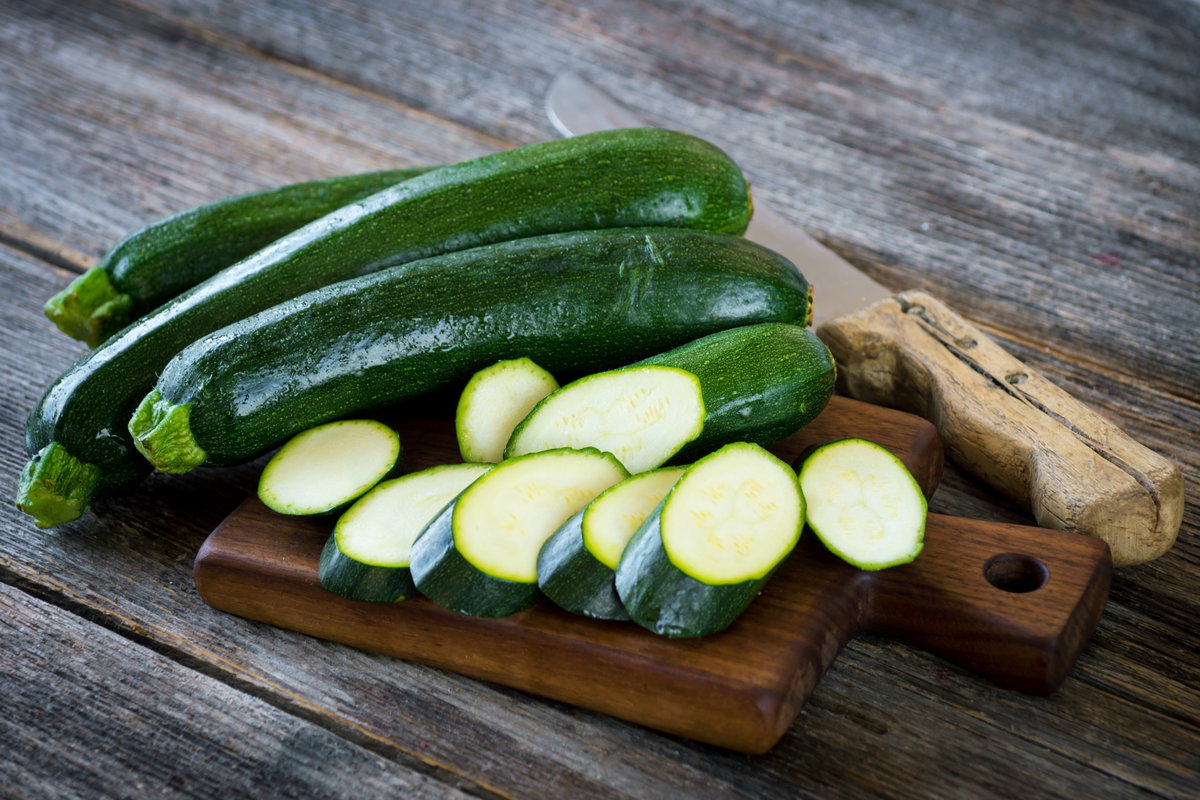 Aufgeschnittene Zucchini, die von innen weich ist