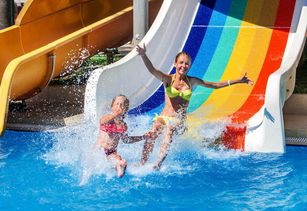 Kinder im Freiband auf einer Wasserrutsche