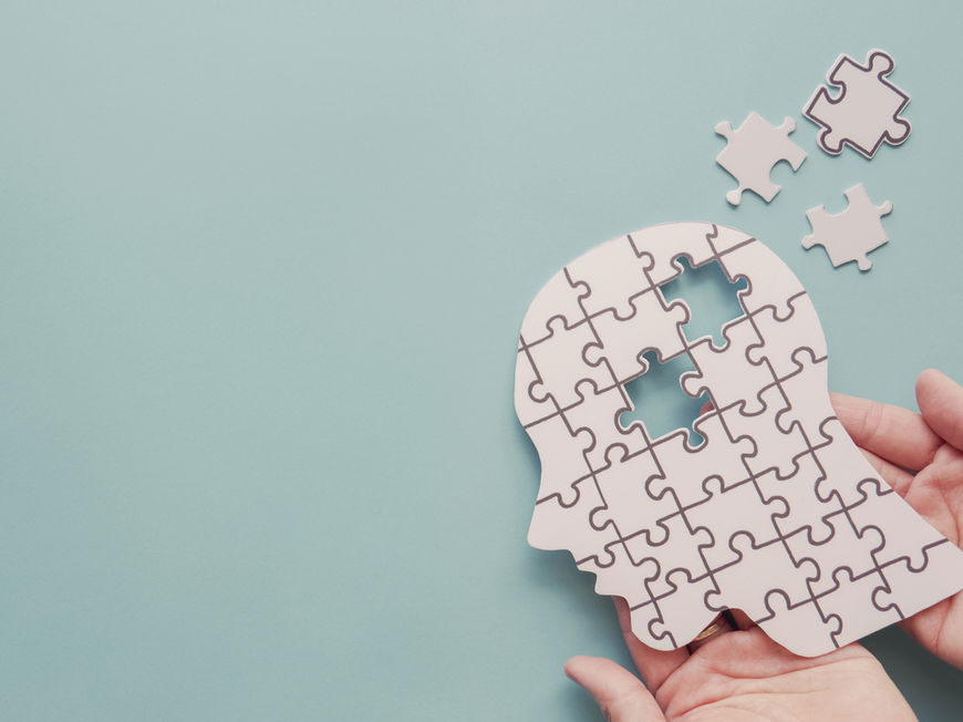 Puzzle eines menschlichen Kopfes im Profil mit einigen Teilen, die fehlen