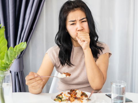 Fischgräte im Hals: SOS-Tipps für den Notfall