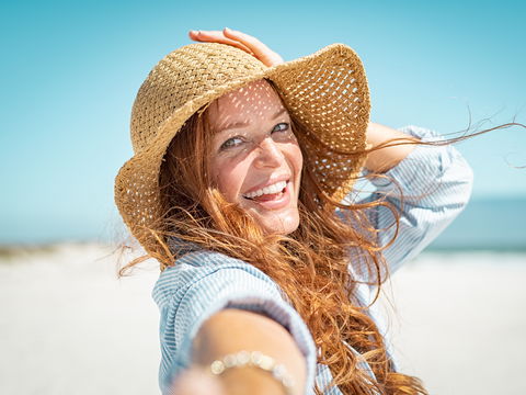 Haare vor der Sonne schützen: Die besten Tipps und Hausmittel