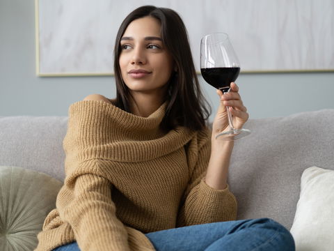 Alkoholsucht bei Frauen: Diese 3 Risiken sollten Sie kennen