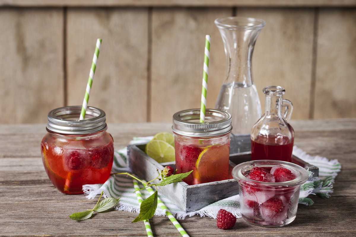 Gläser mit Himbeerlimonade, Minze und Limette.