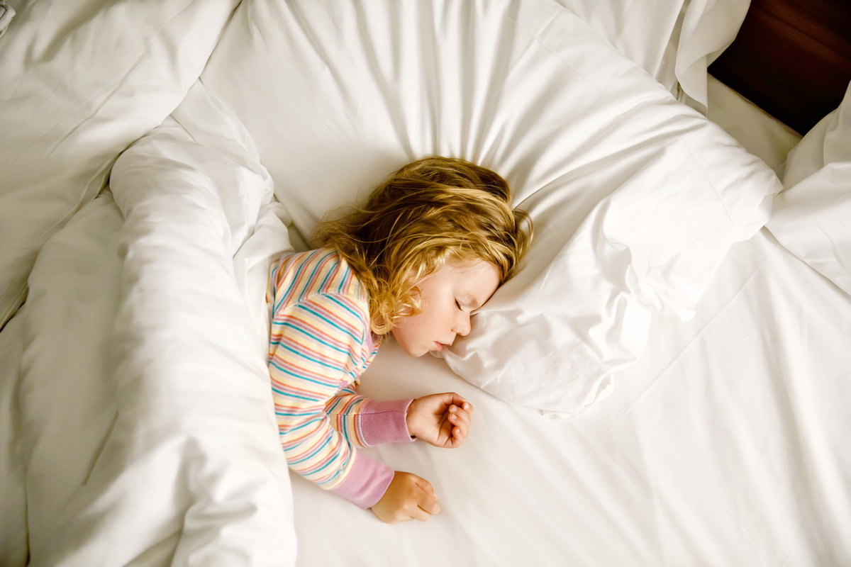 Polypen bei Kindern: Kind schläft im Bett.