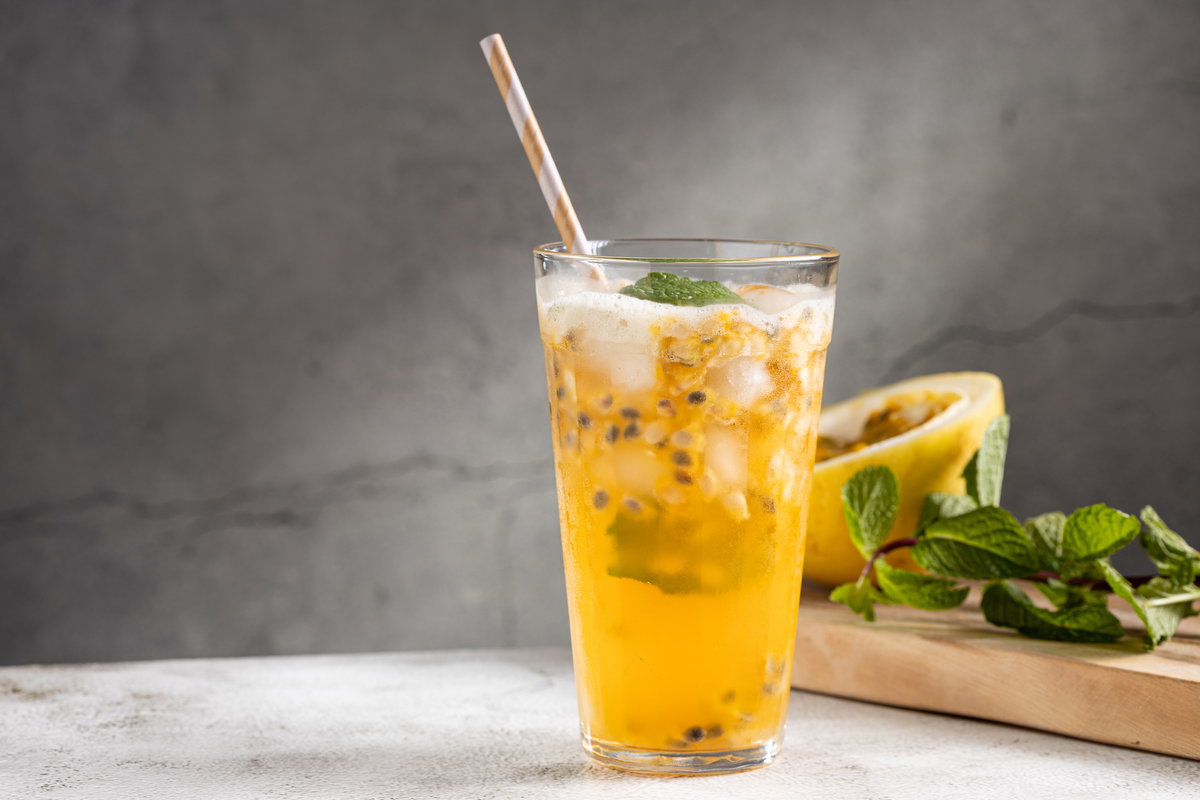 Ein Glas mit Maracujalimonade mit Minze.