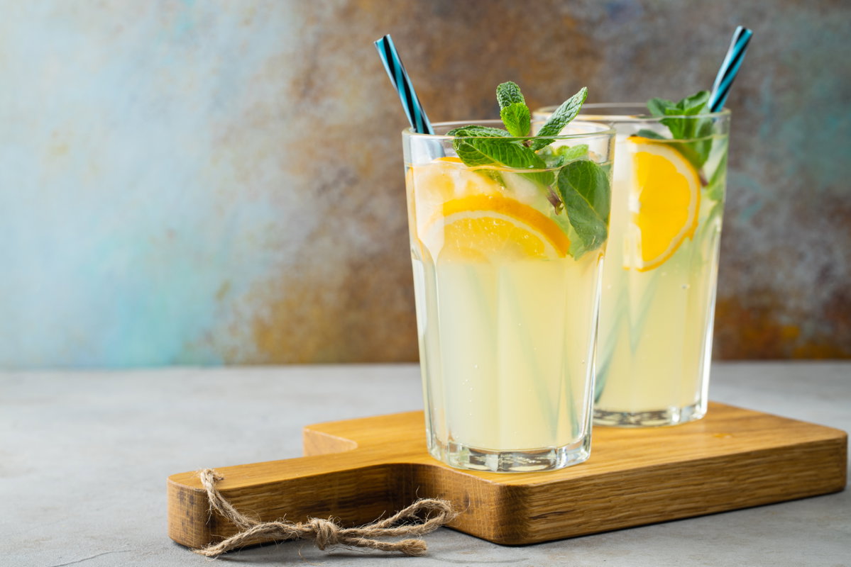 Zwei Gläser Orangenlimonade mit Minze.