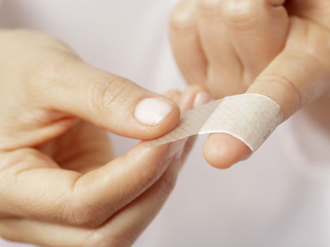 Pflaster klebt an Wunde: Mit diesen Tipps lösen Sie es sanft