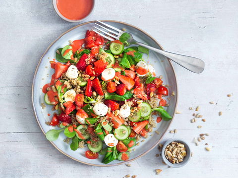 Rezept für Quinoa-Sommersalat mit Erdbeeren und Mozzarella