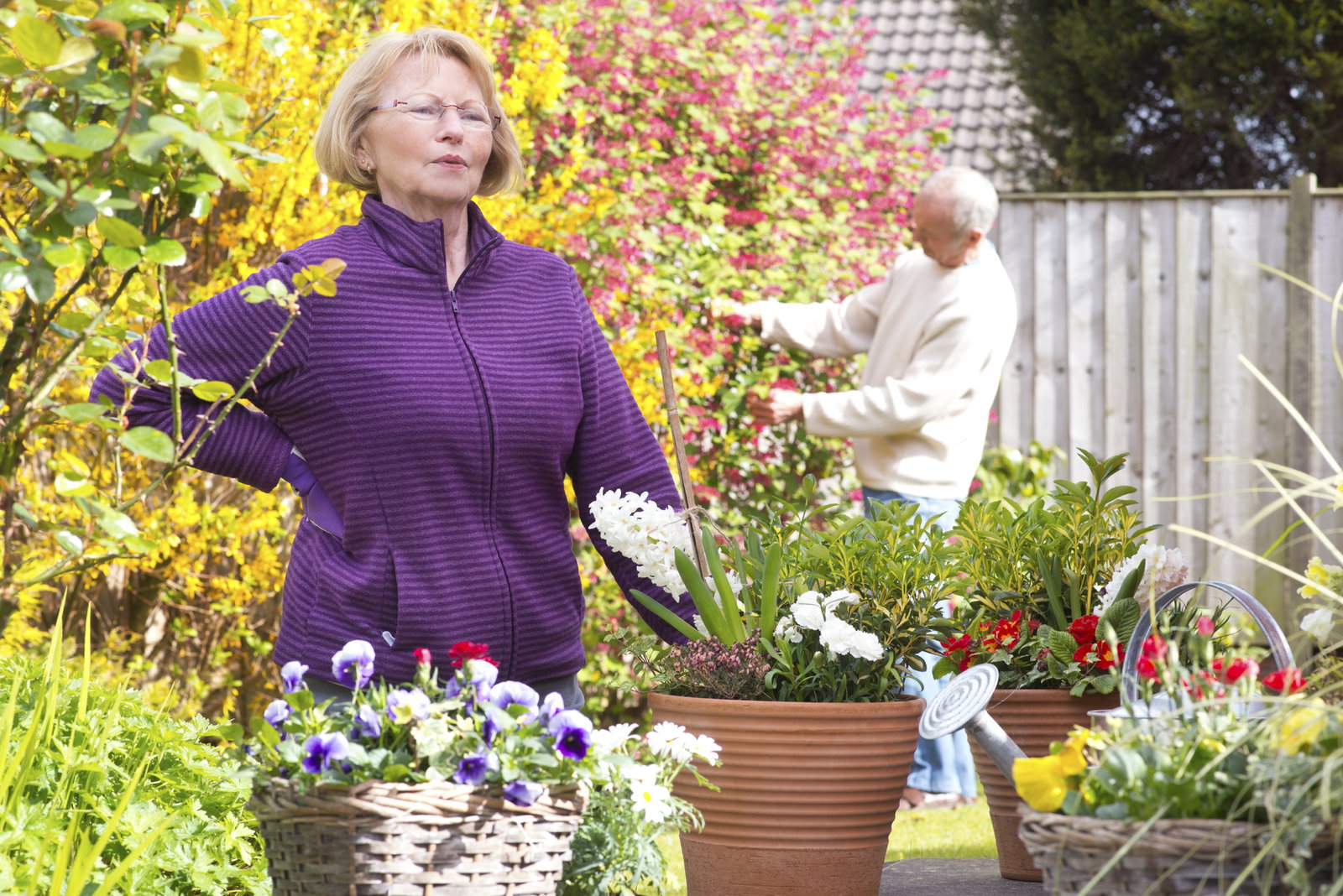 Rückenschmerzen nach Gartenarbeit: Mit diesen Tricks beugen Sie vor