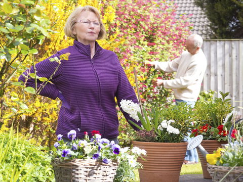 Rückenschmerzen nach Gartenarbeit: Mit diesen Tricks beugen Sie vor