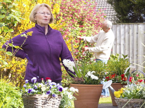 Rückenschmerzen nach Gartenarbeit: Mit diesen Tricks beugen Sie vor