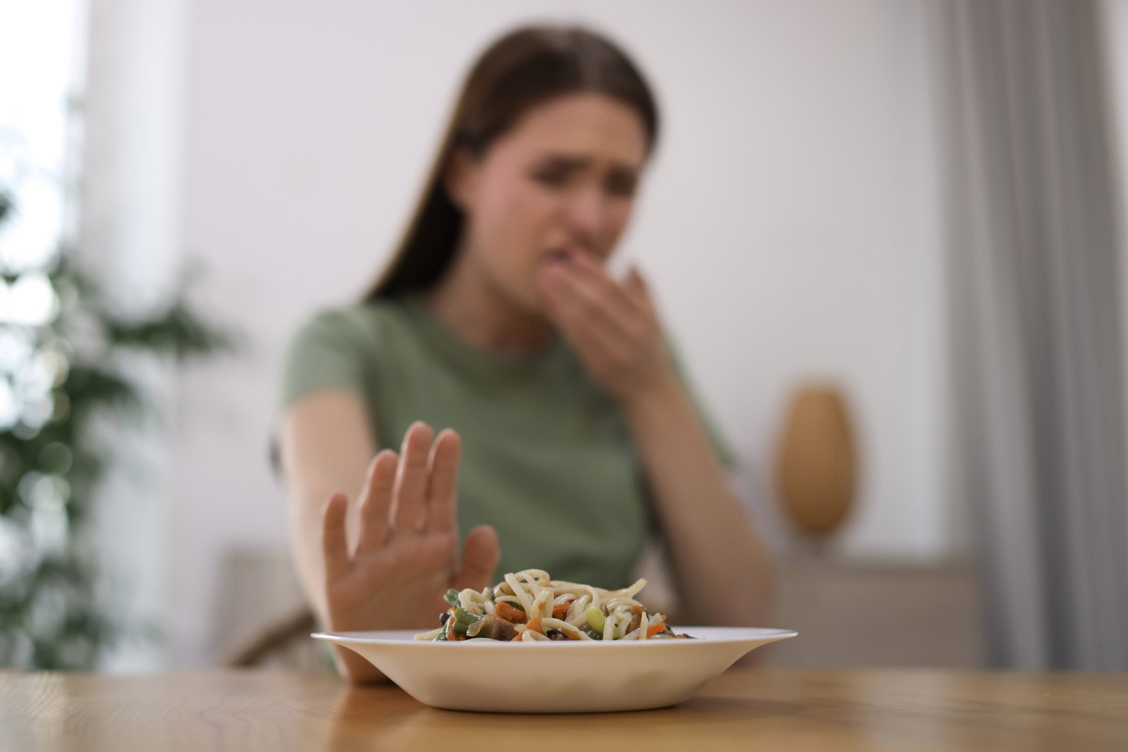 Übelkeit nach dem Essen: Welche Ursachen dahinterstecken und was hilft