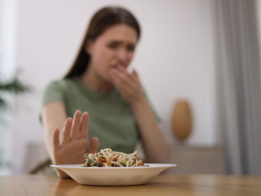 Frau ist vom Essen übel