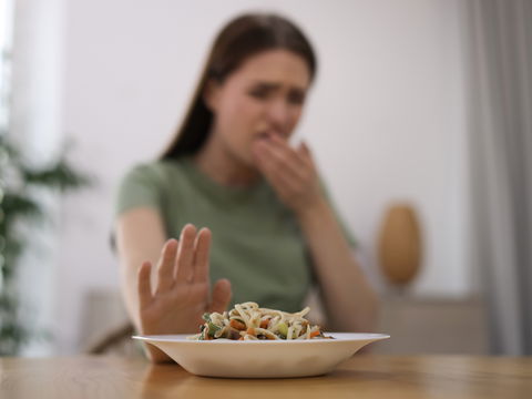 Übelkeit nach dem Essen: Welche Ursachen dahinterstecken und was hilft