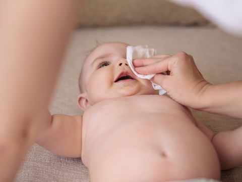 Verklebtes Auge beim Baby: Diese Hausmittel helfen