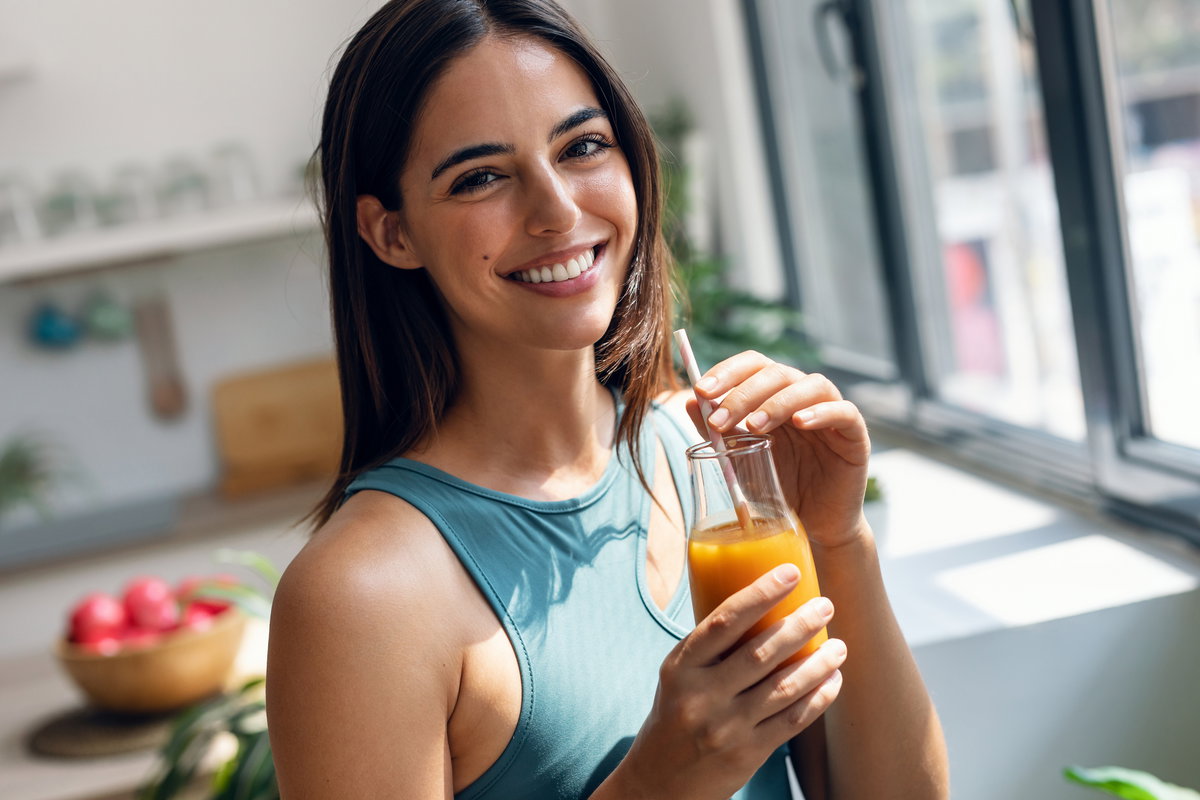 Frau trinkt Fruchtsaft