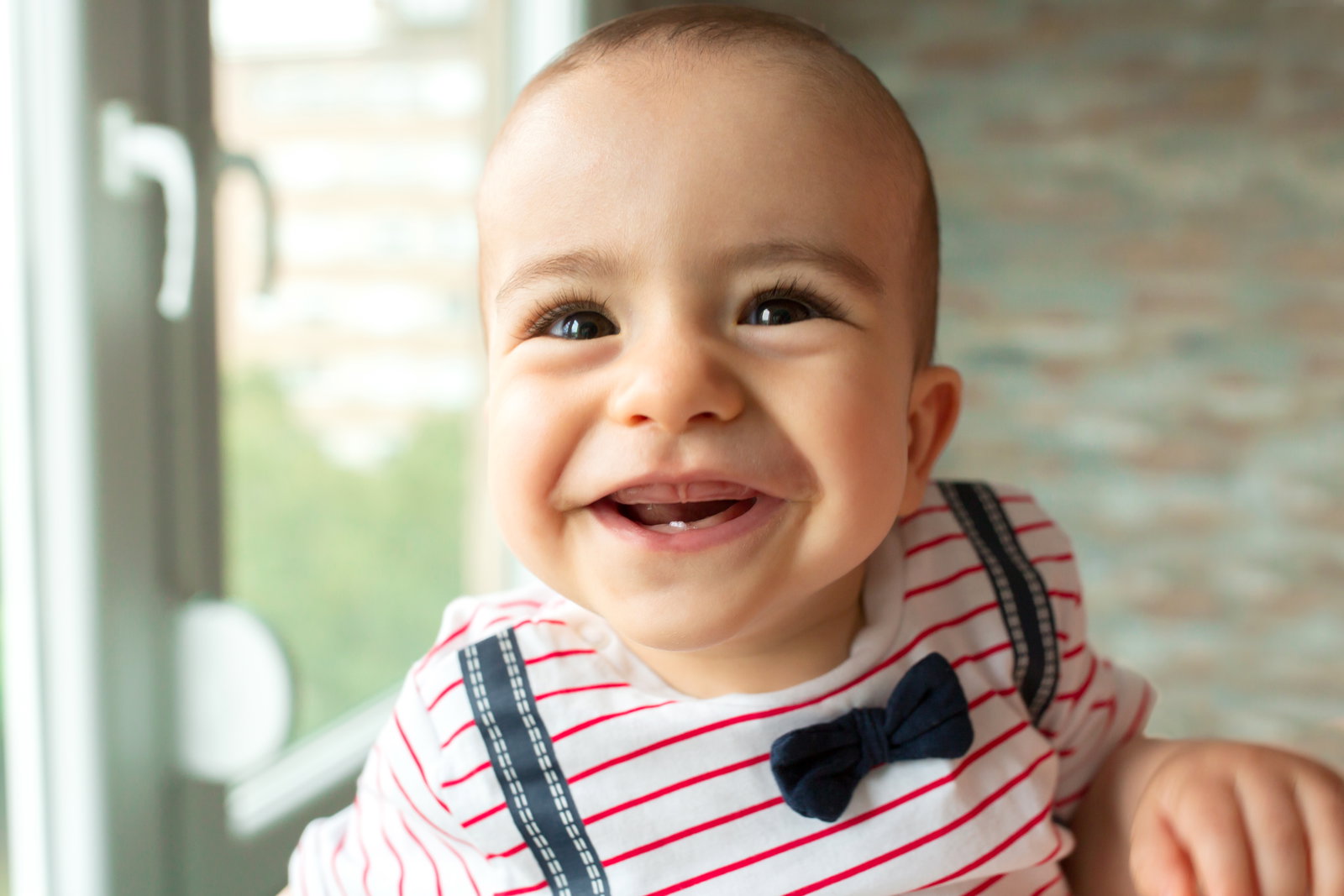 Wenn Babys zahnen: Symptome und Hausmittel zur Abhilfe