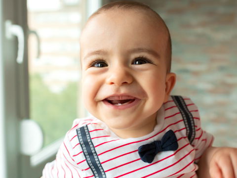 Wenn Babys zahnen: Symptome und Hausmittel zur Abhilfe