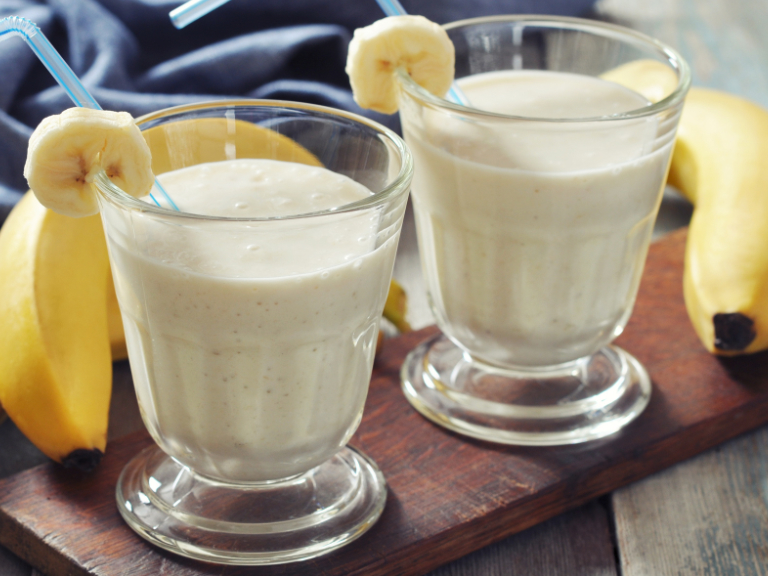 Zwei Gläser Bananenmilch.