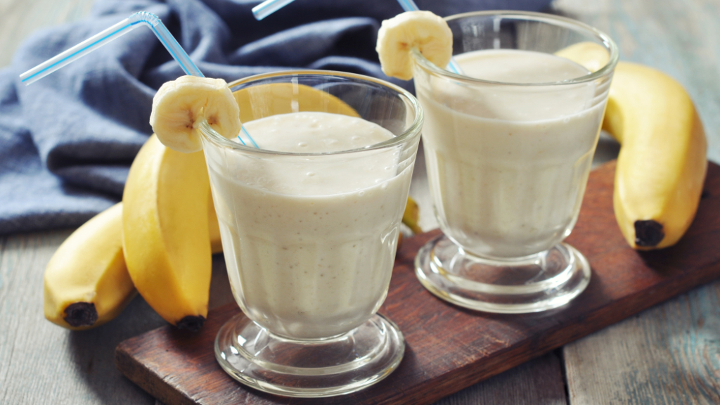 Zwei Gläser Bananenmilch.