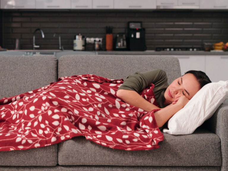 Frau liegt auf Couch