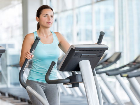 Crosstrainer oder Laufband: Was ist besser zum Abnehmen?