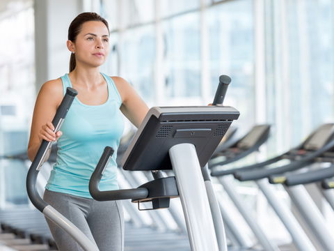 Crosstrainer oder Laufband: Was ist besser zum Abnehmen?