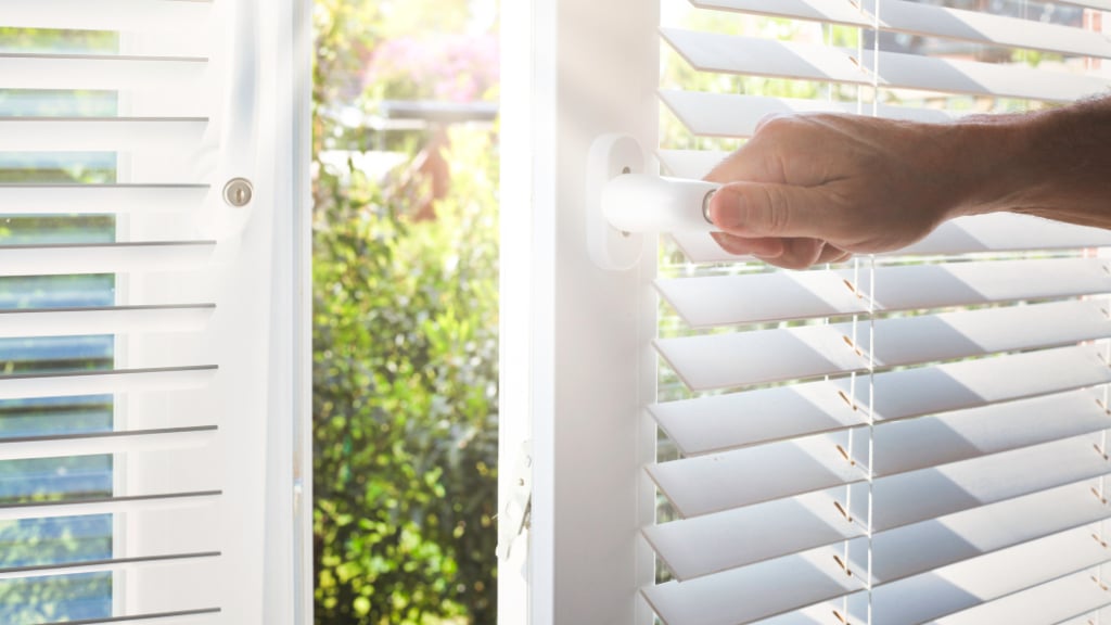 Mit offenem Fenster schlafen: Das sind die Nachteile