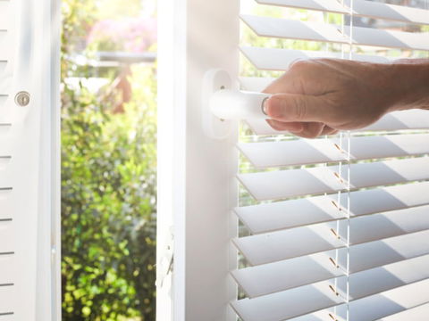 Mit offenem Fenster schlafen: Das sind die Nachteile