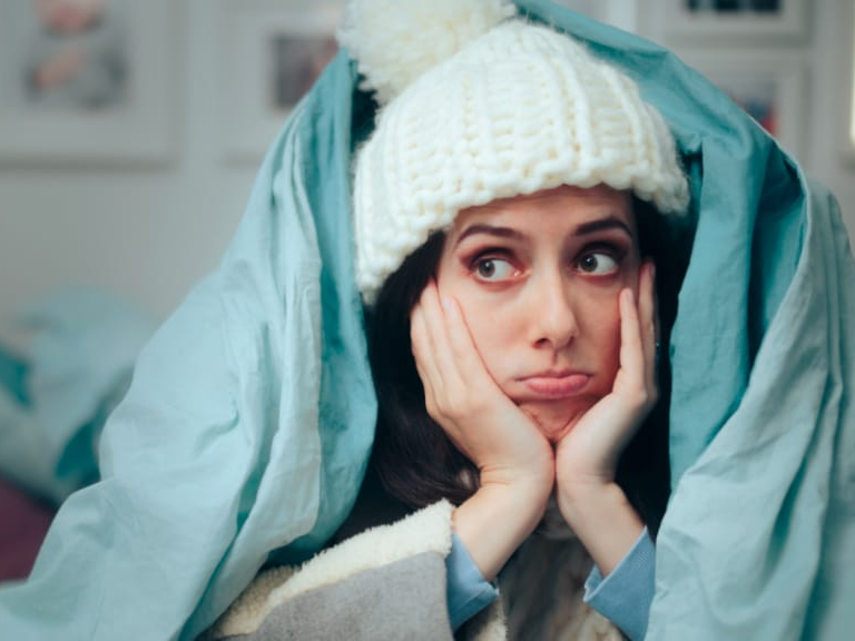 Frau erfriert auf dem Bett