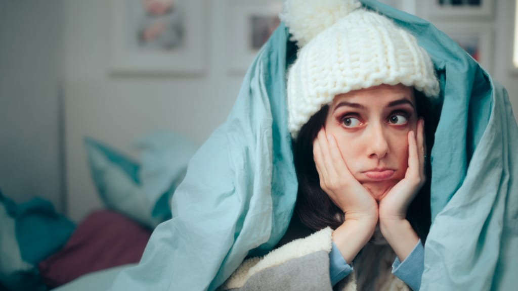 Frau erfriert auf dem Bett