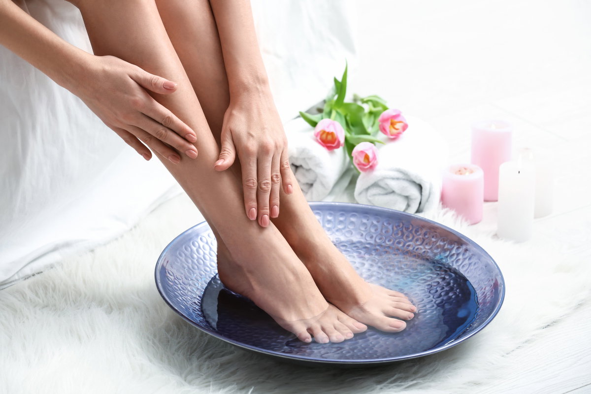 Fußbad mit Apfelessig: Gut gegen Fußpilz und Hornhaut