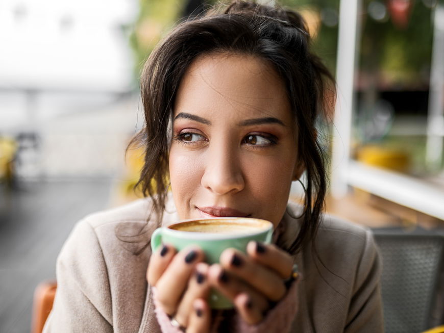 Frau trinkt Kaffee