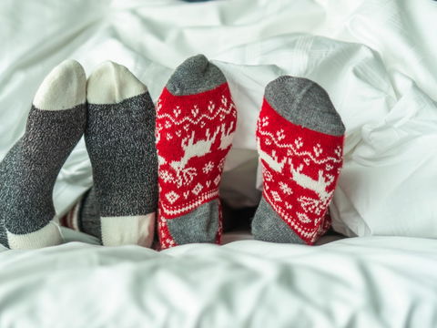 Mit Socken schlafen: 5 Vorteile, die Sie überraschen werden