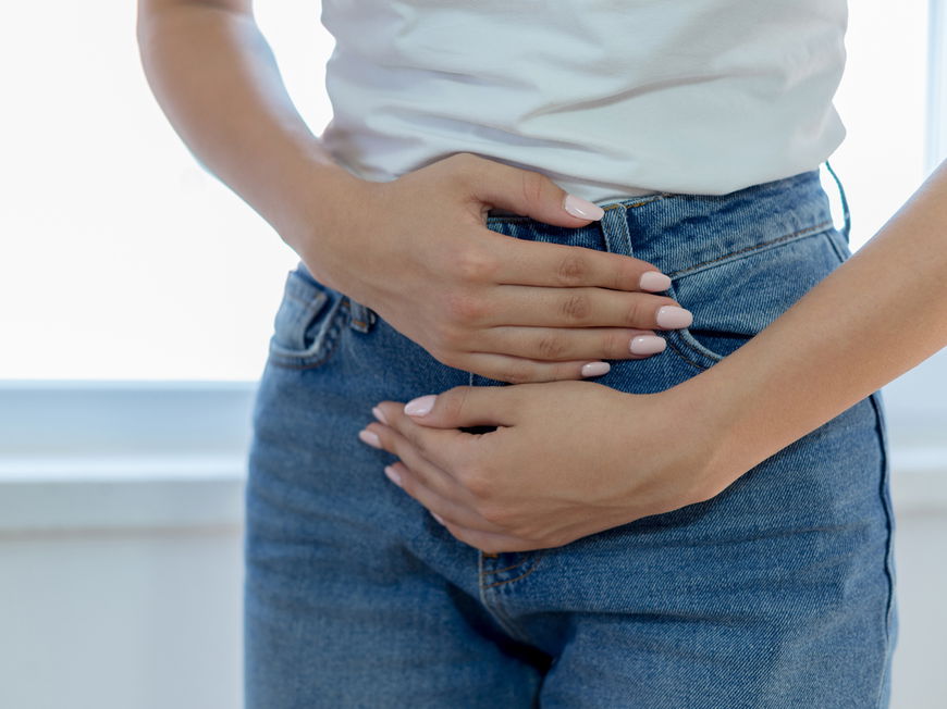 Frau hält sich den Bauch