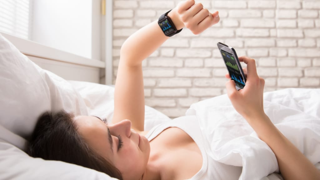 Frau benutzt Schlaf-App