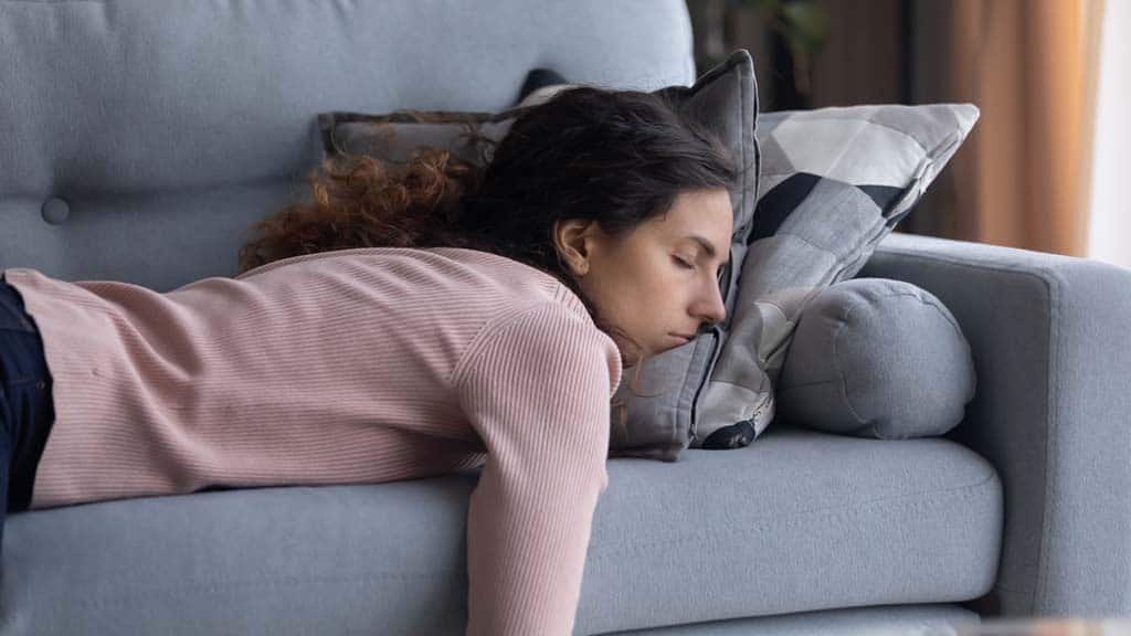 Frau schläft auf dem Sofa